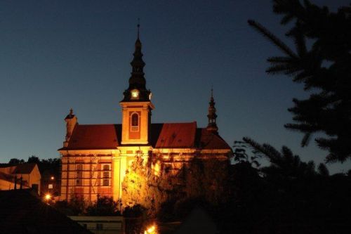 kostel v noci